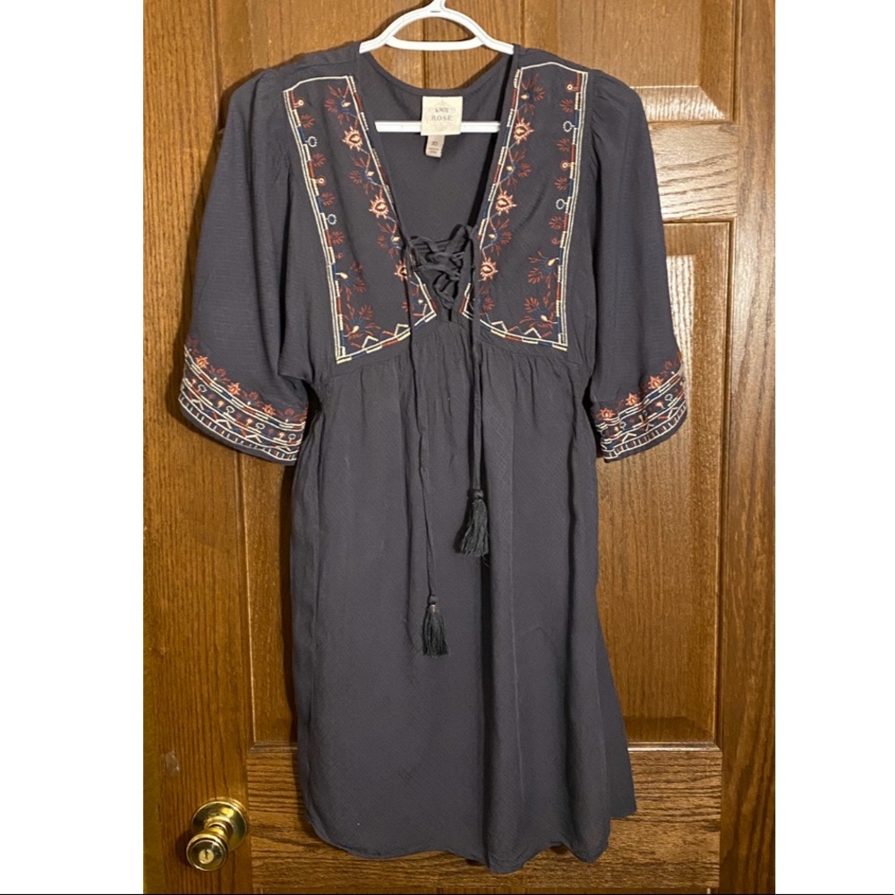 Short sleeve embroidery detailing dress